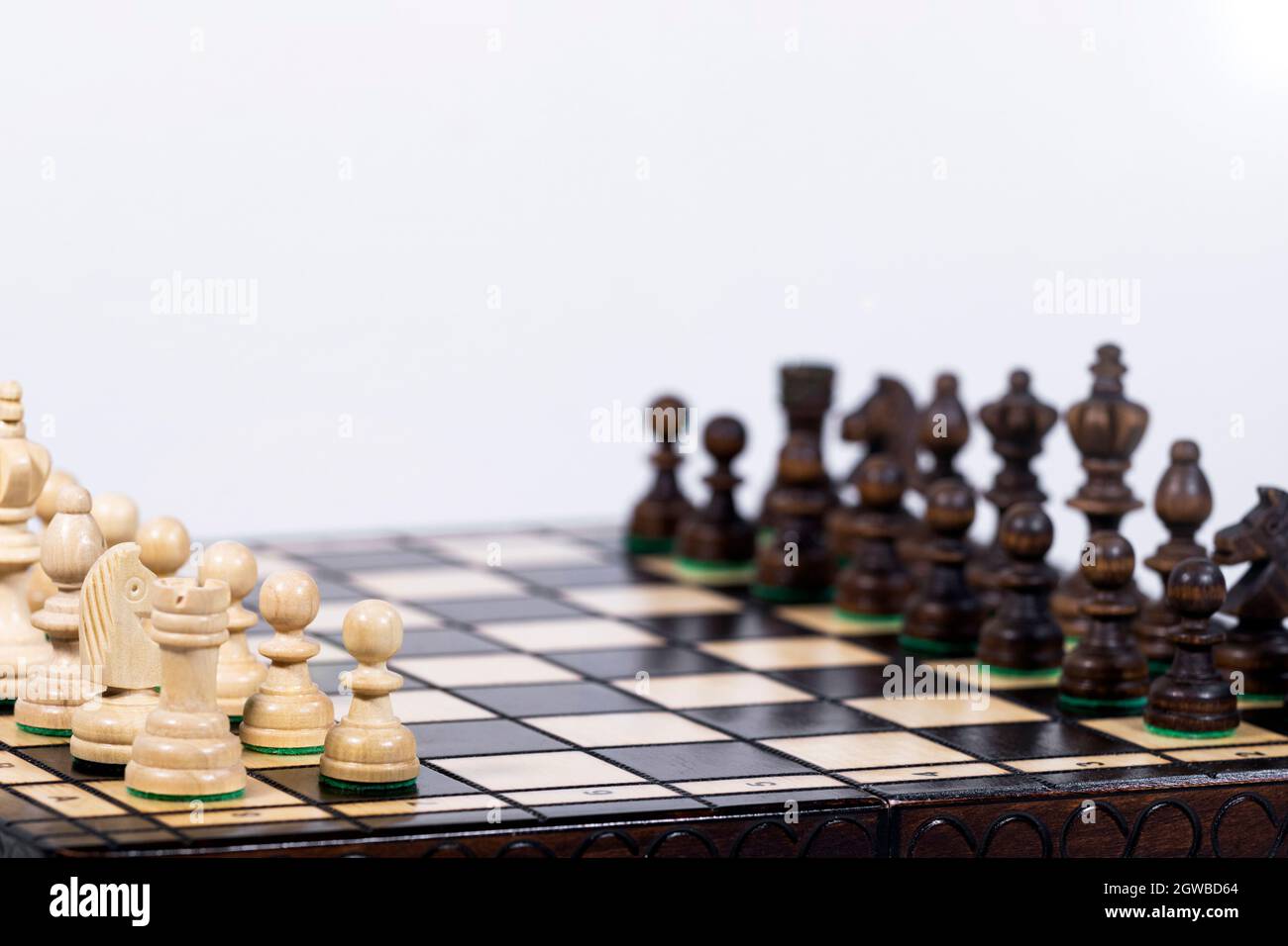 Sfondo scacchiera con copyspace, prendere decisione circa il primo punto, gioco che stimola l'attività cerebrale Foto Stock