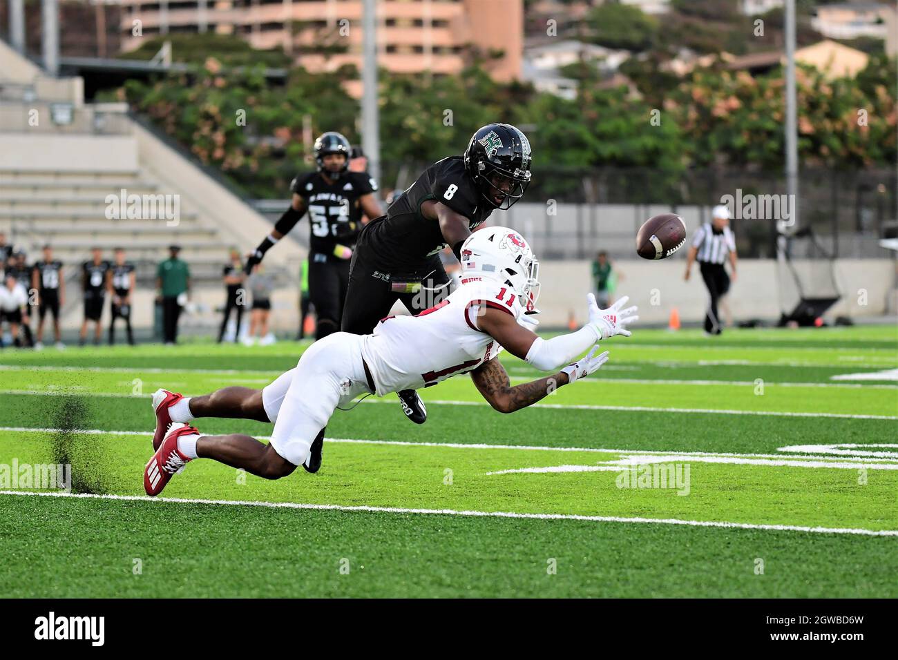 Honolulu, Hawaii, USA. 2 ottobre 2021. Fresno Stato Bulldogs ampio ricevitore JOSH KELLY (11) colomba per la palla difeso dai Guerrieri Hawaii difesa indietro EUGENE FORD (8) a Clarence T.C. Ching Field Manoa Campus, Honolulu, Hawaii. (Credit Image: © Steven Erler/ZUMA Press Wire) Foto Stock