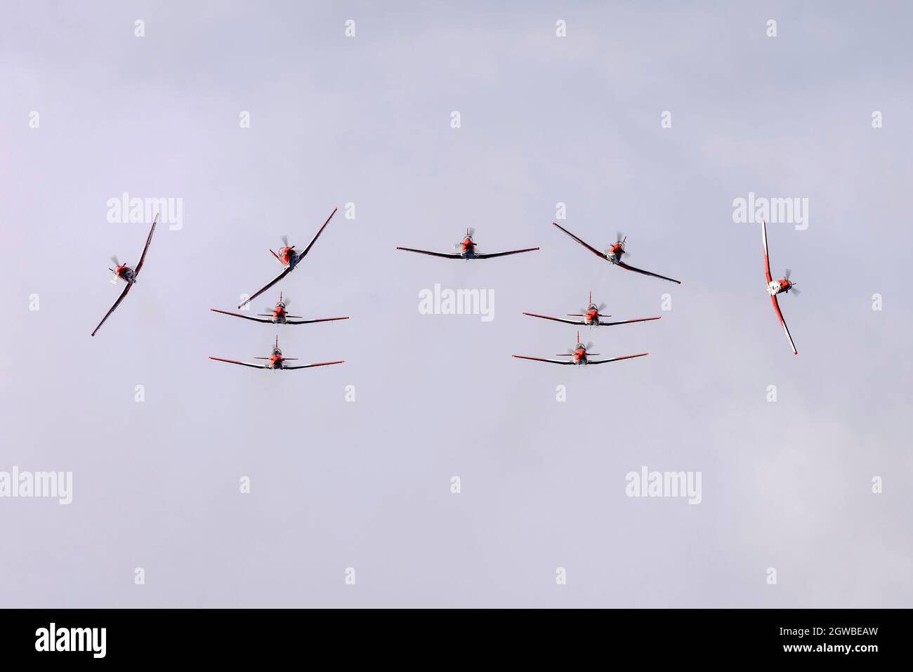 Il team dell'Aeronautica Svizzera PC-7 che si esibiscono sul mare. Foto Stock