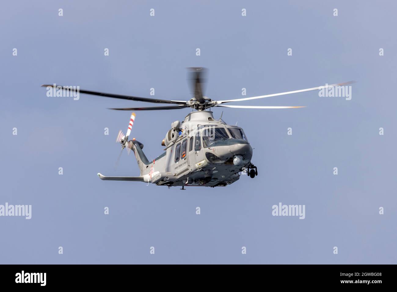 L'Aeronautica militare maltese Agusta Westland AW-139 (REG: AS1429) fa una dimostrazione di salvataggio in mare. Foto Stock