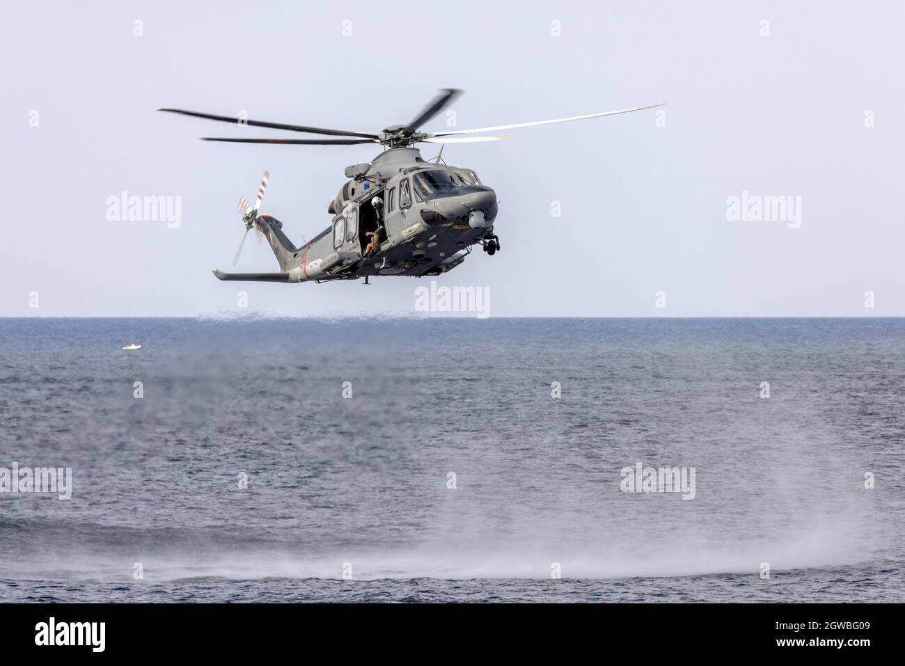 L'Aeronautica militare maltese Agusta Westland AW-139 (REG: AS1429) fa una dimostrazione di salvataggio in mare. Foto Stock