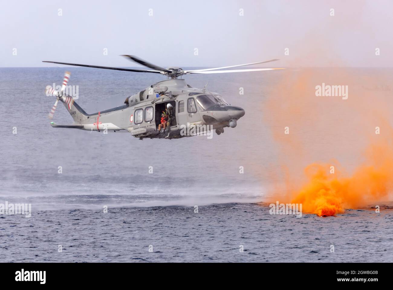 L'Aeronautica militare maltese Agusta Westland AW-139 (REG: AS1429) fa una dimostrazione di salvataggio in mare. Foto Stock