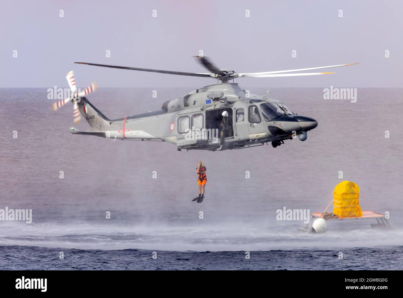 L'Aeronautica militare maltese Agusta Westland AW-139 (REG: AS1429) fa una dimostrazione di salvataggio in mare. Foto Stock