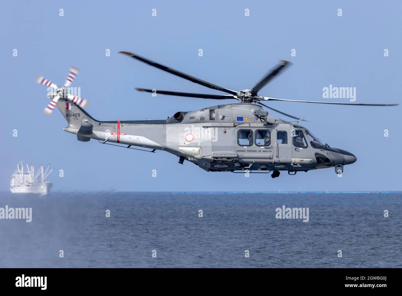 L'Aeronautica militare maltese Agusta Westland AW-139 (REG: AS1429) fa una dimostrazione di salvataggio in mare. Foto Stock
