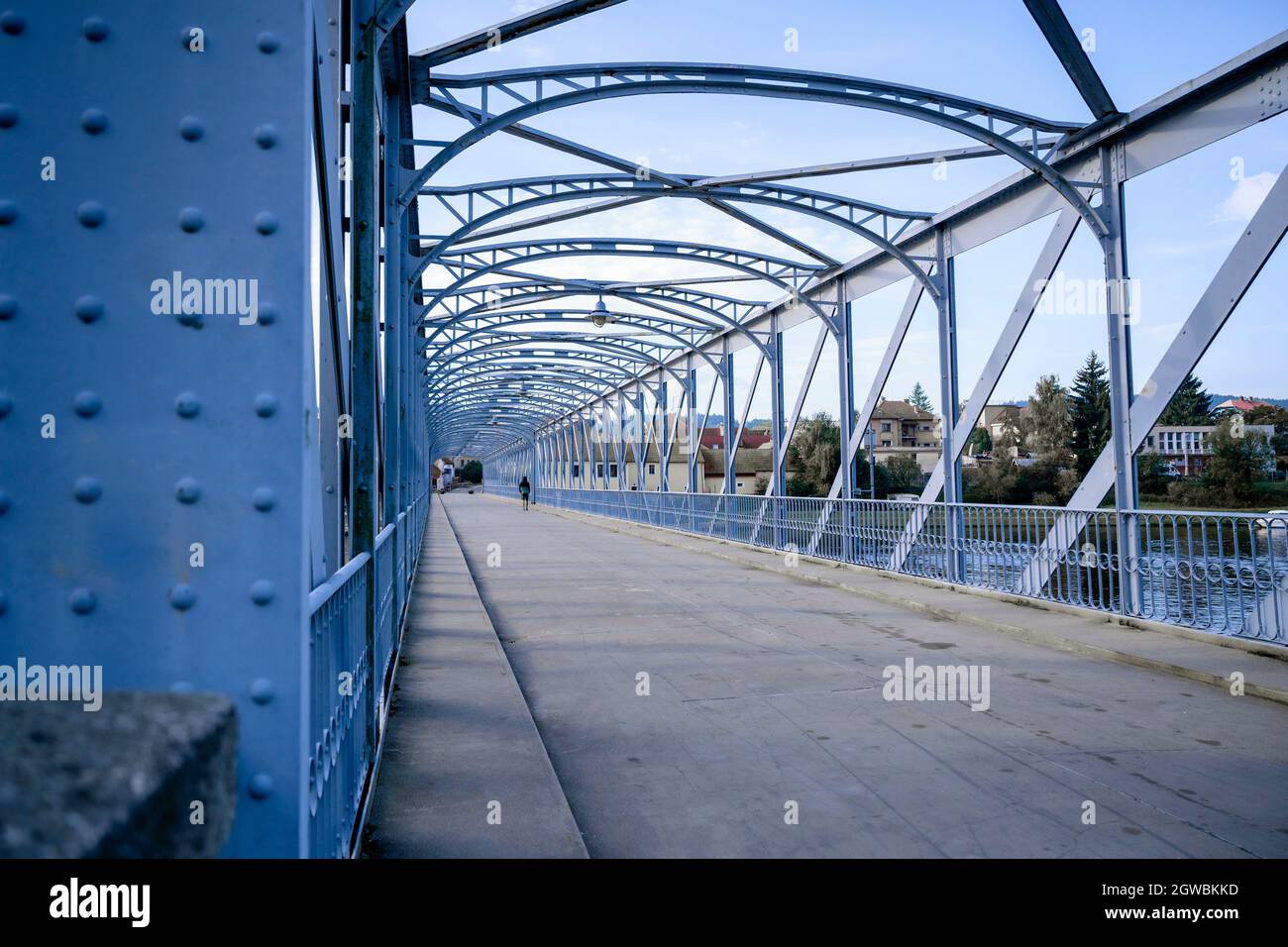 Ponte blu, costruzione in acciaio rivettato, memoria culturale oggi solo per pedoni e ciclisti. Costruito nel 1892, ricostruito nel 1996. Tyn nad Vltava Foto Stock