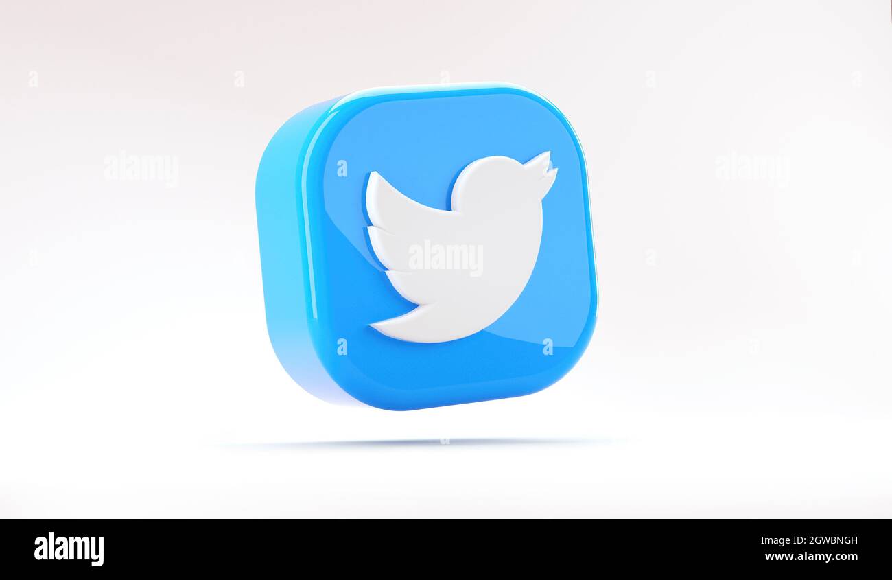 Valencia, Spagna - Ottobre, 2021: Icona isolata di uccello logo Twitter, simbolo blu fluttuante per smartphone su bianco in 3D rendering. Rete di social media gratuita Foto Stock