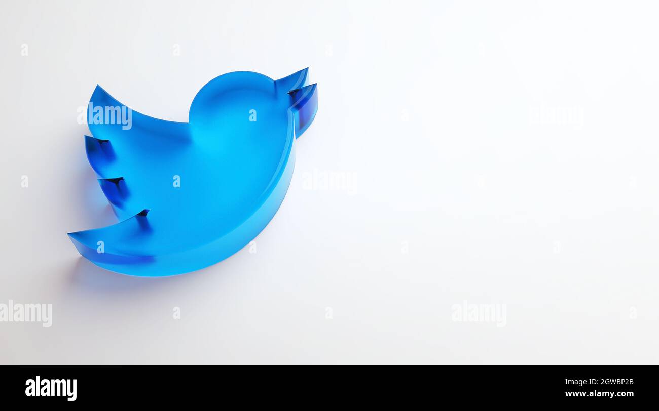 Valencia, Spagna - Ottobre, 2021: Icona isolata di un uccello con logo Twitter, simbolo blu per smartphone su spazio di copia bianco in 3D rendering. Social media gratuiti n Foto Stock