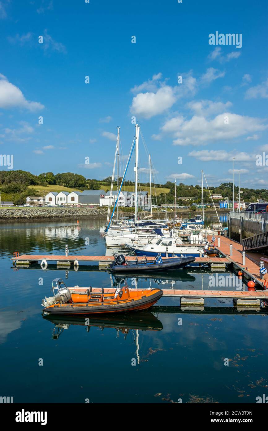 BANTRY, IRLANDA - 28 agosto 2021: Un porto turistico di Bantry Town West Cork Irlanda Foto Stock