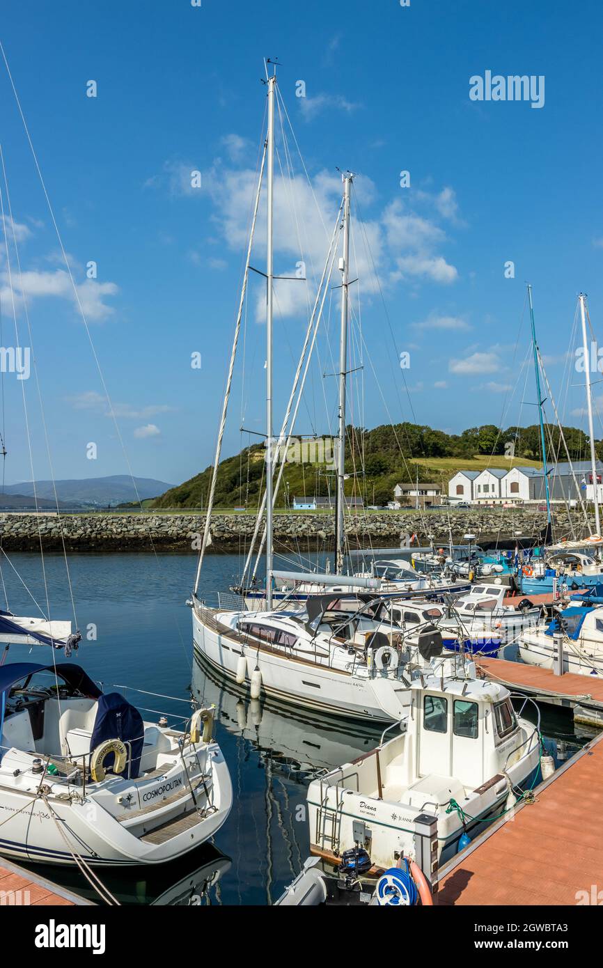 BANTRY, IRLANDA - 28 agosto 2021: Un porto turistico di Bantry Town West Cork Irlanda Foto Stock