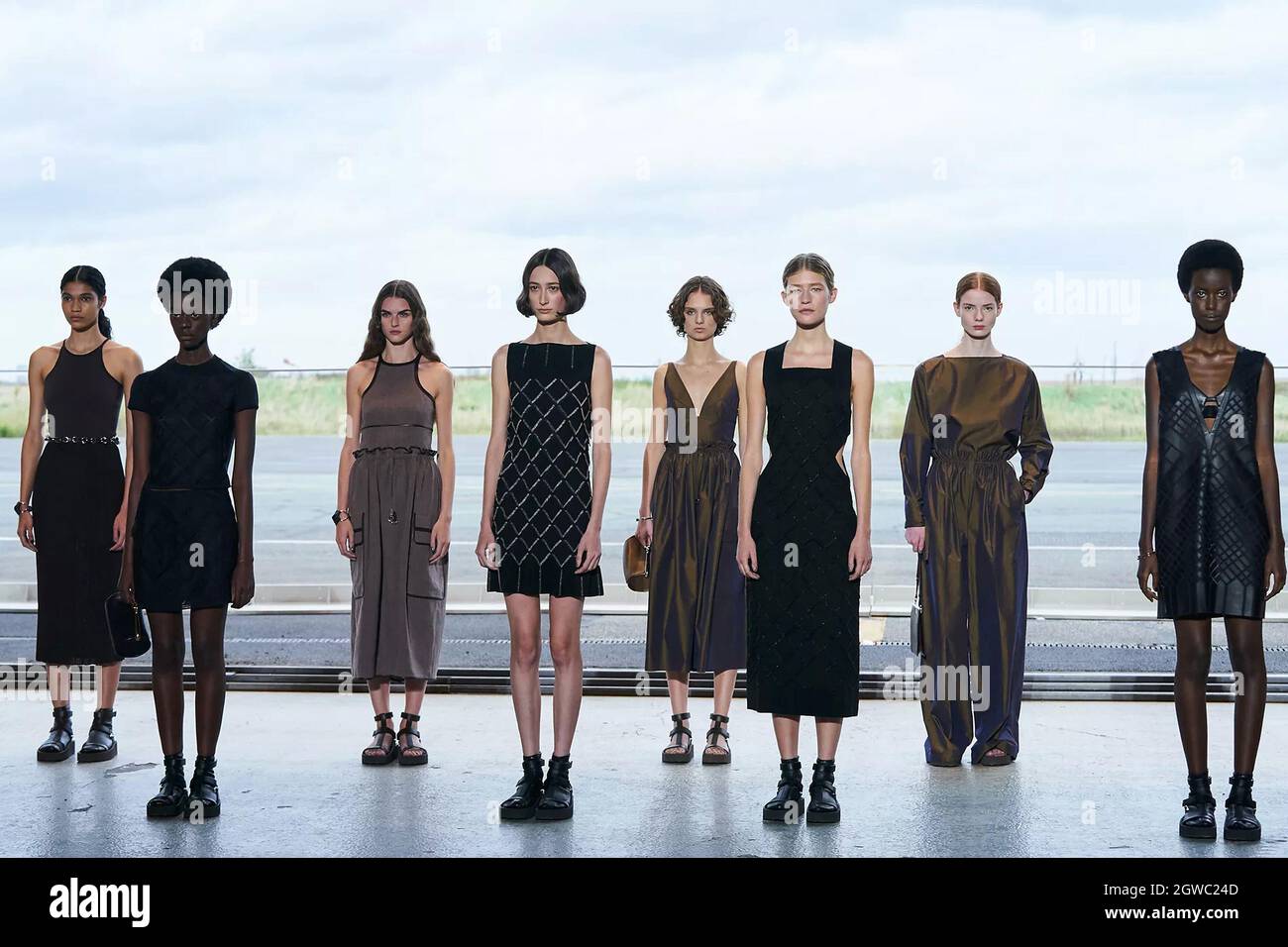 (211003) -- PARIGI, 3 ottobre 2021 (Xinhua) -- i modelli presentano le creazioni della collezione Primavera/Estate 2022 Ready to wear per HERMES durante la Paris Fashion Week, Parigi, Francia, 2 ottobre 2021. (Foto di Piero Biasion/Xinhua) Foto Stock