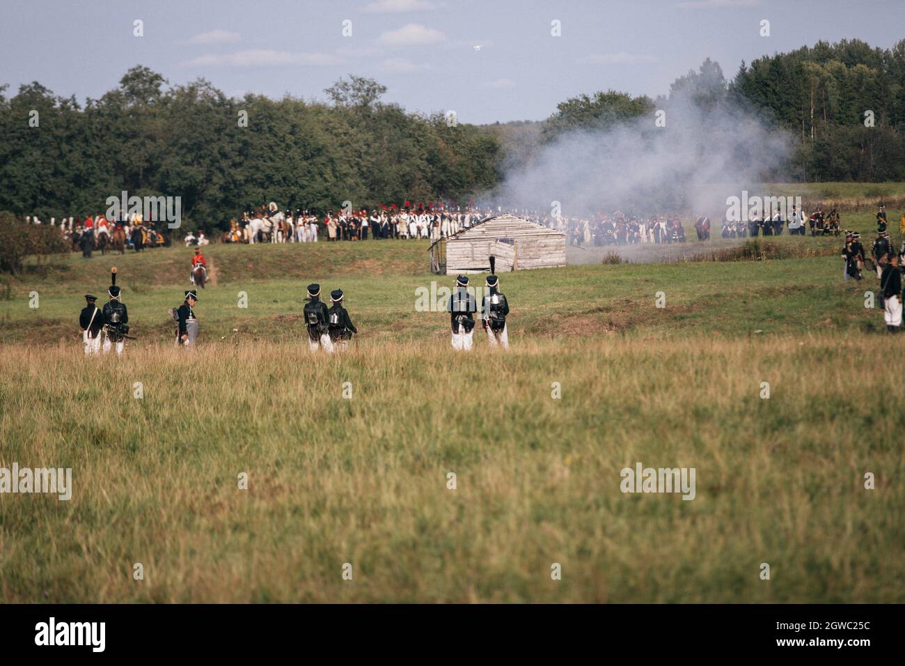 BORODINO, RUSSIA - 01 settembre 2018: Un gruppo di russi con costumi tradizionali nel mezzo di un campo, Borodino, Russia Foto Stock