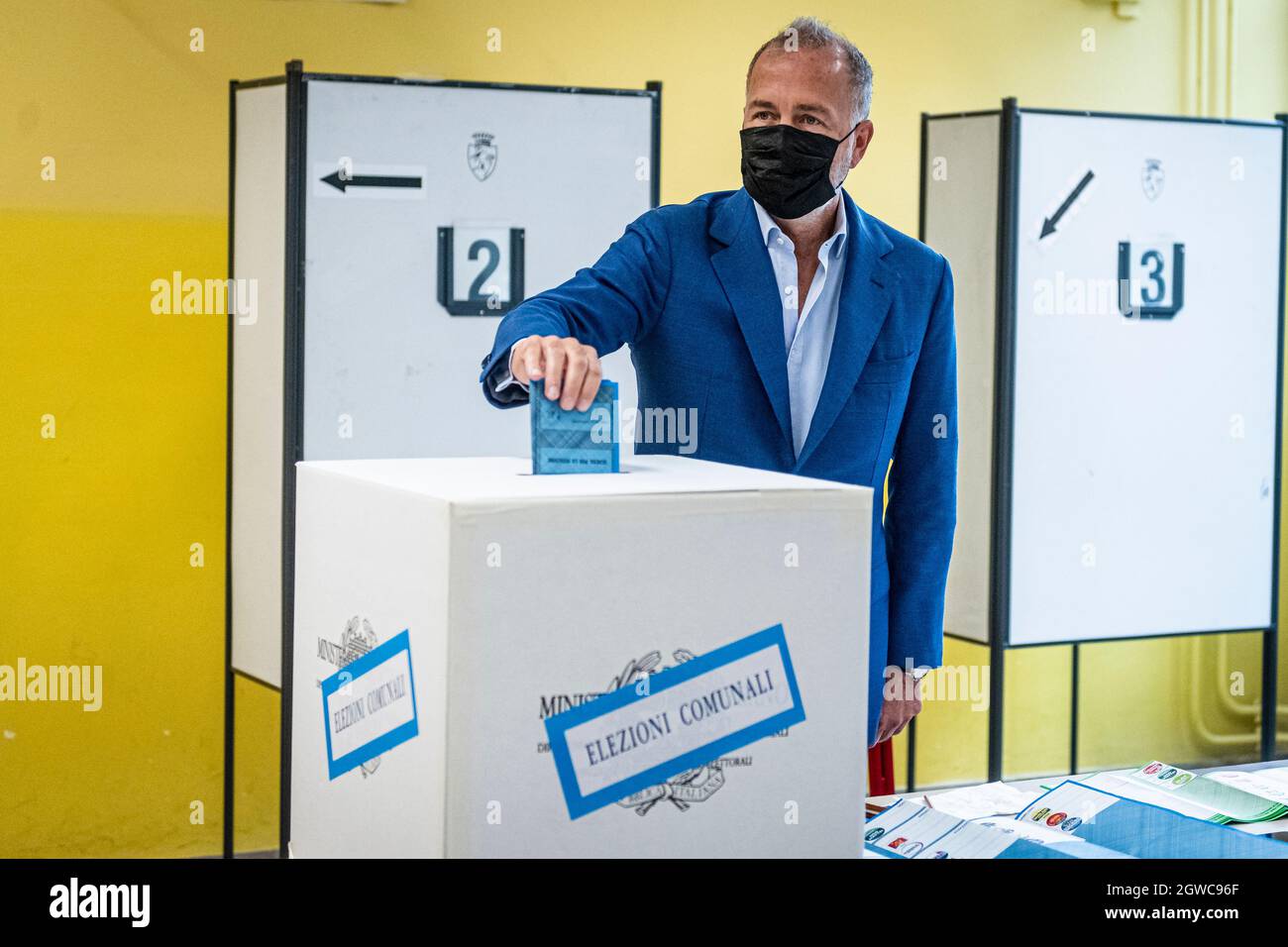 Torino, Italia. 03 ottobre 2021. Paolo Damilano, cavidato della Lega Nord per il Sindaco di Torino, lancia il suo scrutinio in un seggio elettorale durante il primo turno di elezioni per scegliere il nuovo Sindaco di Torino. Le 2021 elezioni locali italiane in 1293 comuni si svolgono il 3 e 4 ottobre con scali di corsa due settimane dopo. Credit: Nicolò campo/Alamy Live News Foto Stock