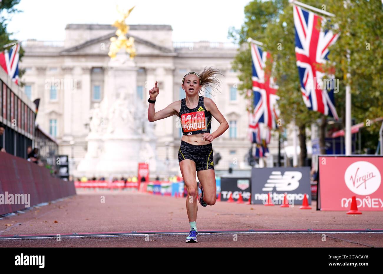 Charlotte Purdue attraversa il traguardo nella gara d'élite femminile durante la Maratona di Londra Virgin Money. Data foto: Domenica 3 ottobre 2021. Foto Stock