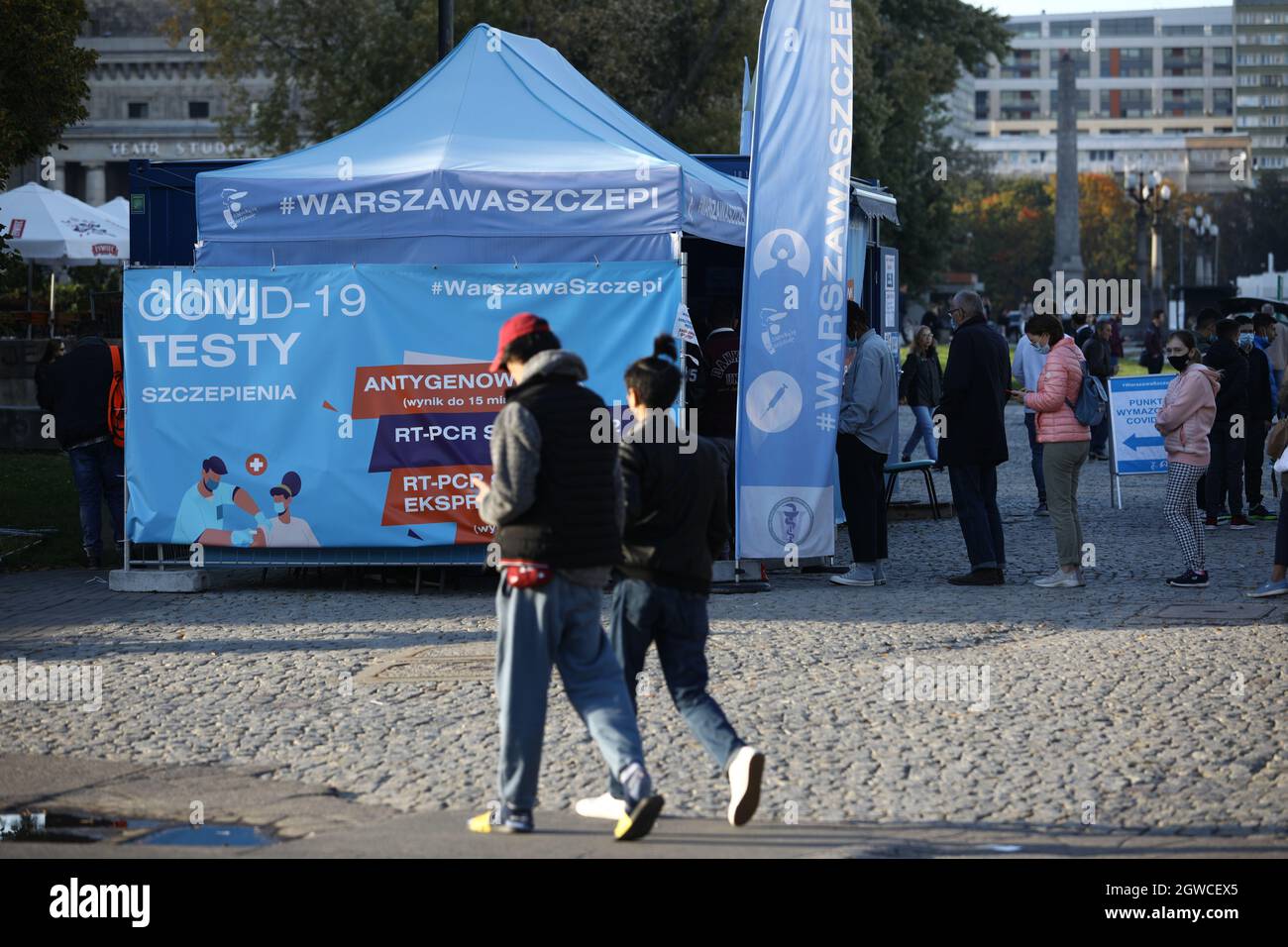 Un punto di prova COVID-19 si trova nel centro di Varsavia, in Polonia, il 01 ottobre 2021. I nuovi casi di infezioni da coronavirus sono aumentati del 70% rispetto al compa Foto Stock