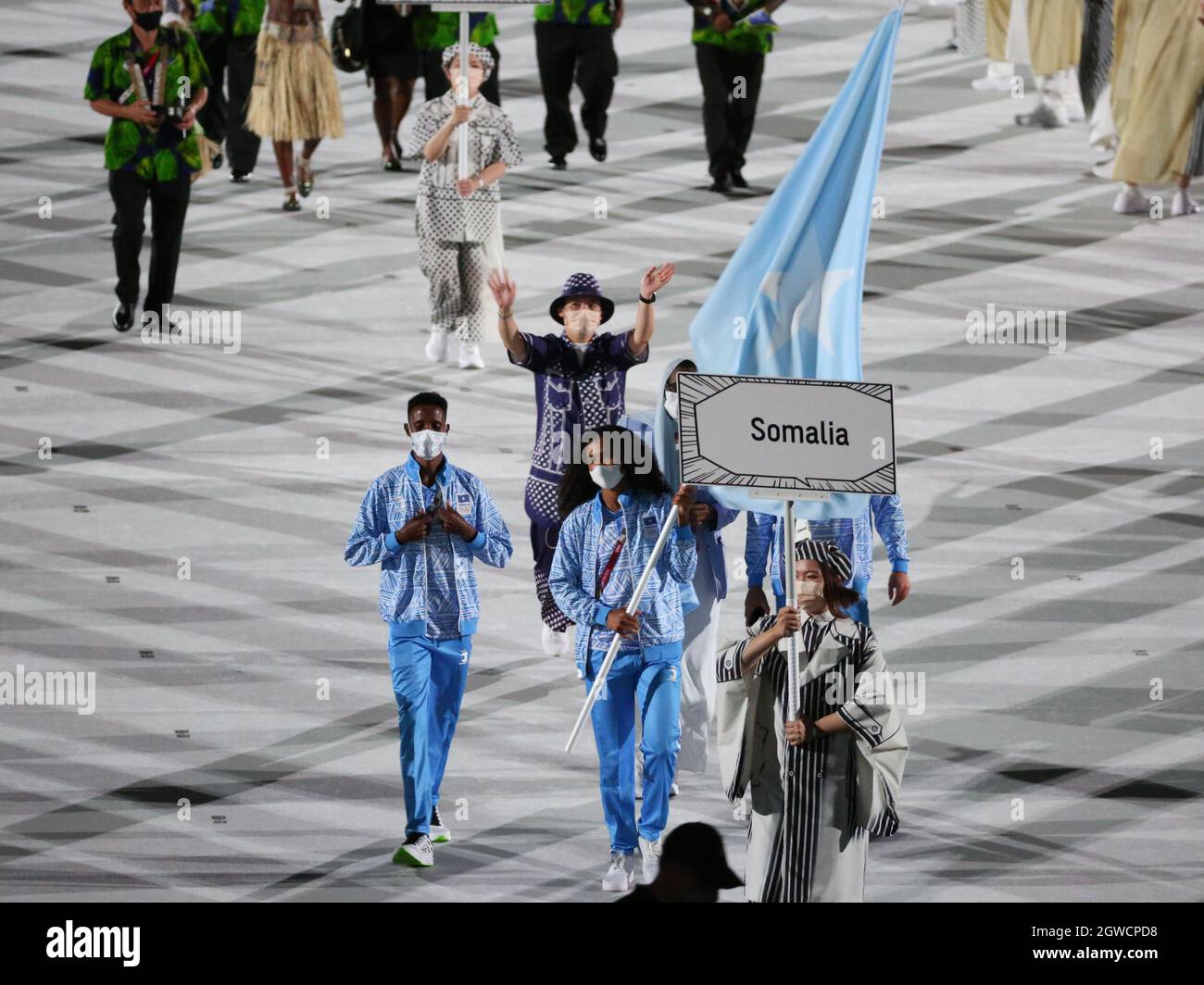 23 LUGLIO 2021 - TOKYO, GIAPPONE: I baristi della Somalia Ramla Ali e Ali Idow Hassan entrano nello Stadio Olimpico con la loro delegazione durante la Parata Foto Stock