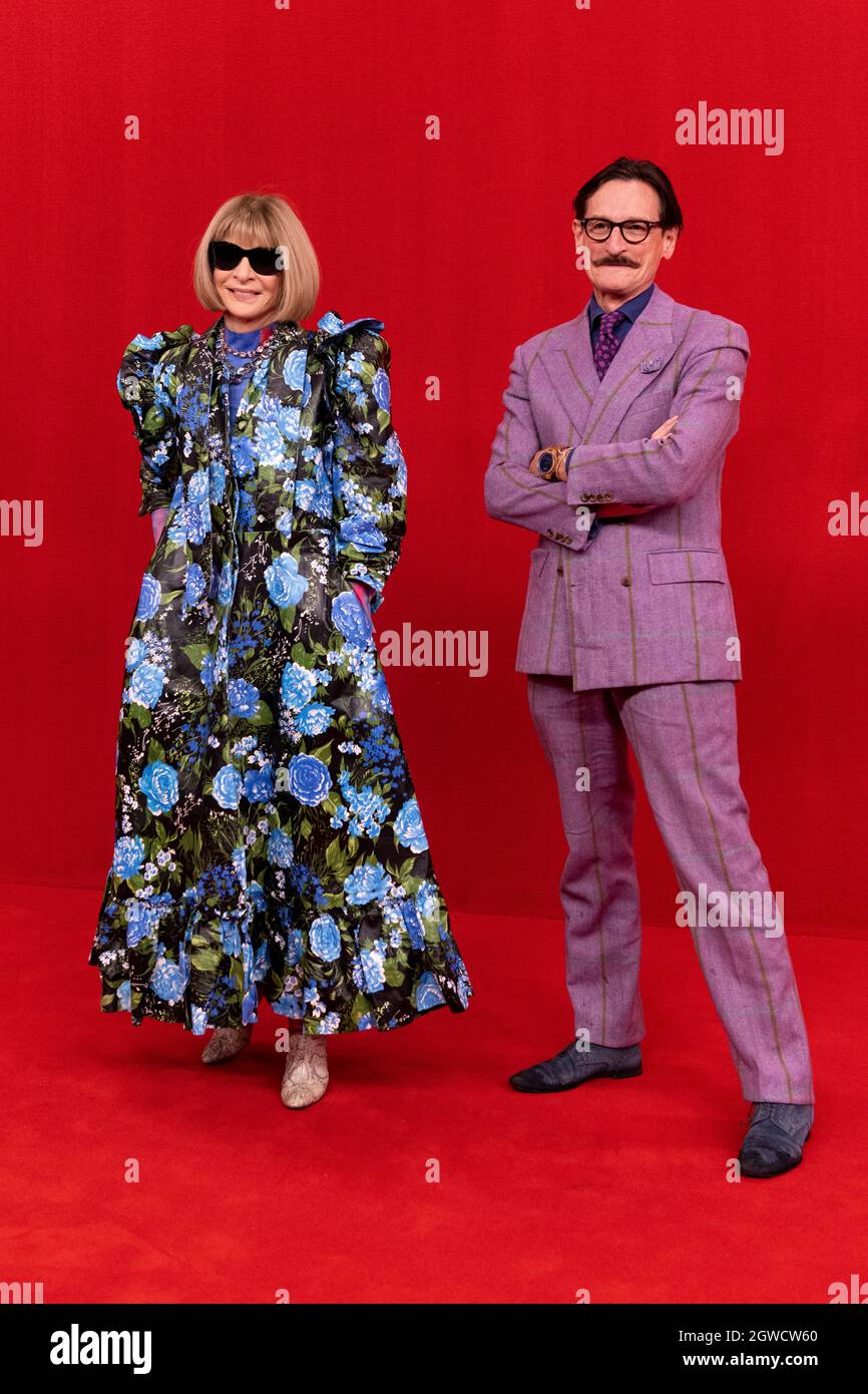 Parigi, Frankreich. 2 ottobre 2021. Anna Wintour e le viscere di Hamish  alla BALENCIAGA SS22 Red Carpet Collection durante la Paris Fashion Week -  Parigi, Francia. 02/10/2021 Credit: dpa/Alamy Live News Foto stock - Alamy