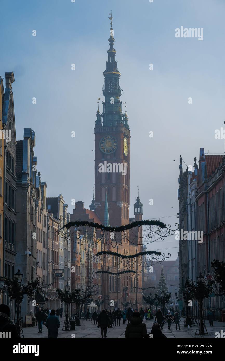 DANZICA, POLONIA - 2020 GENNAIO 17. Torre dell'Orologio del Municipio di Danzica a Natale con la gente che cammina per la strada. Foto Stock