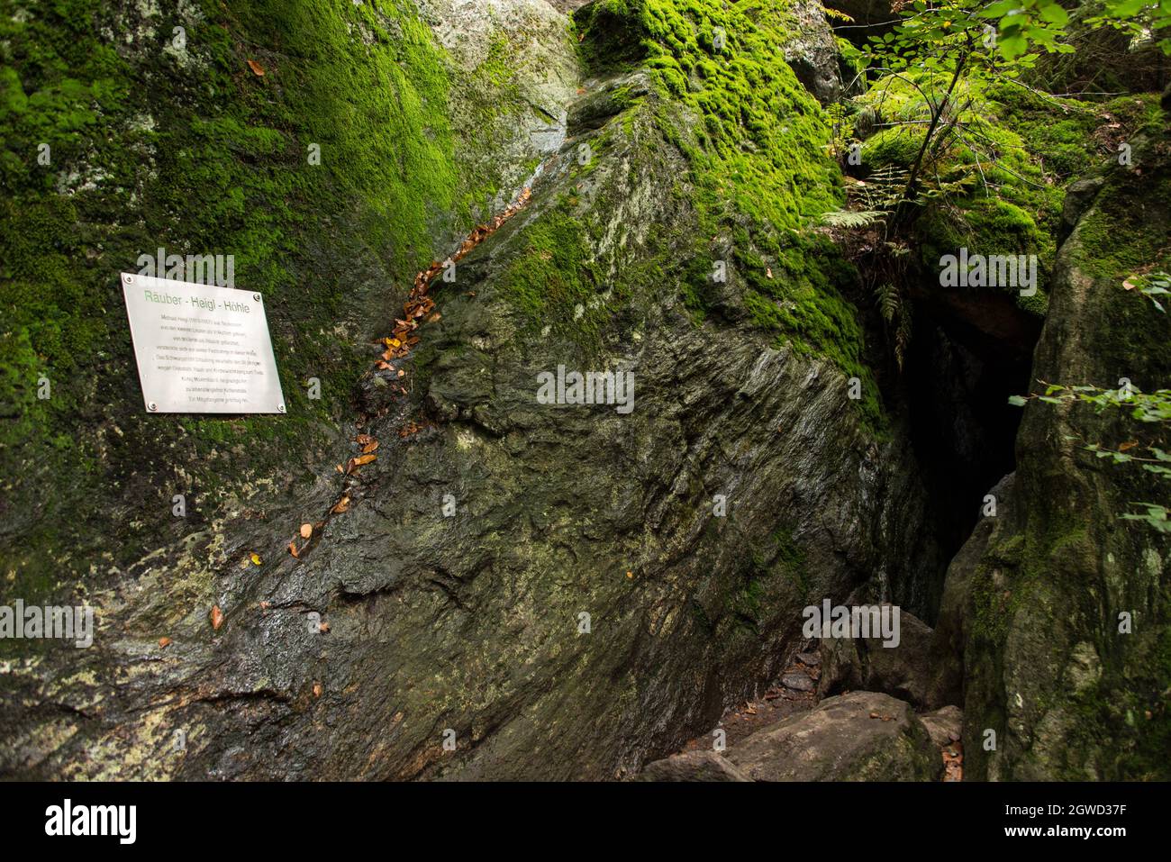 L'ingresso alla grotta del bandito Heigl, sito di una leggenda del 19th ° secolo, un giovane fuorilegge che derubò i ricchi Foto Stock