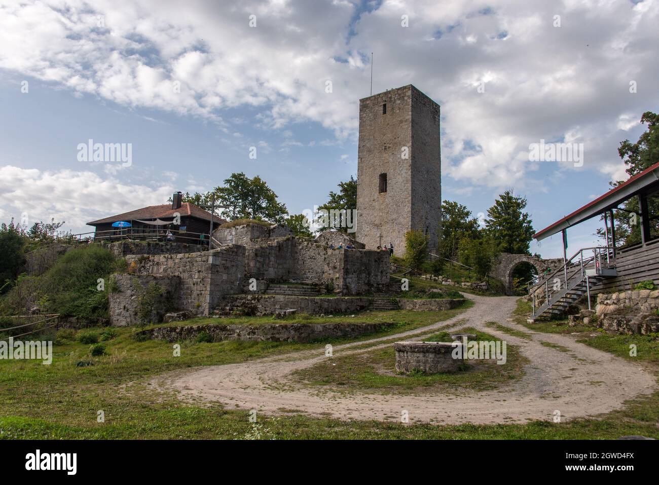 Il castello di Schwarzenburg era una fortezza potente su una montagna strategica che controlla la zona ed è ora popolare per le passeggiate nei fine settimana e i festival estivi Foto Stock