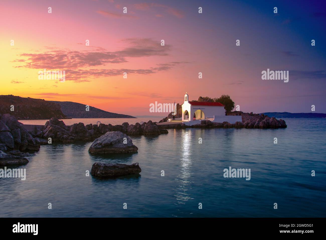 Piccola chiesa di Agios Isidoro nel mare sopra le rocce, isola di Chios, Grecia. Foto Stock