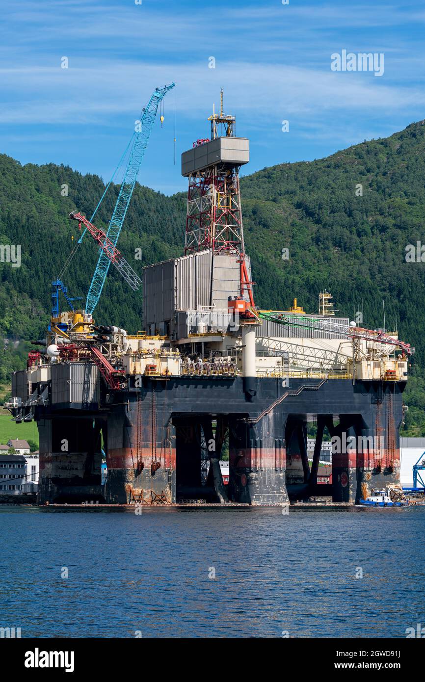 OELEN, NORVEGIA - 2020 LUGLIO 09. Oilplatform all'interno del fiordo norvegese per la manutenzione presso il cantiere navale. Foto Stock