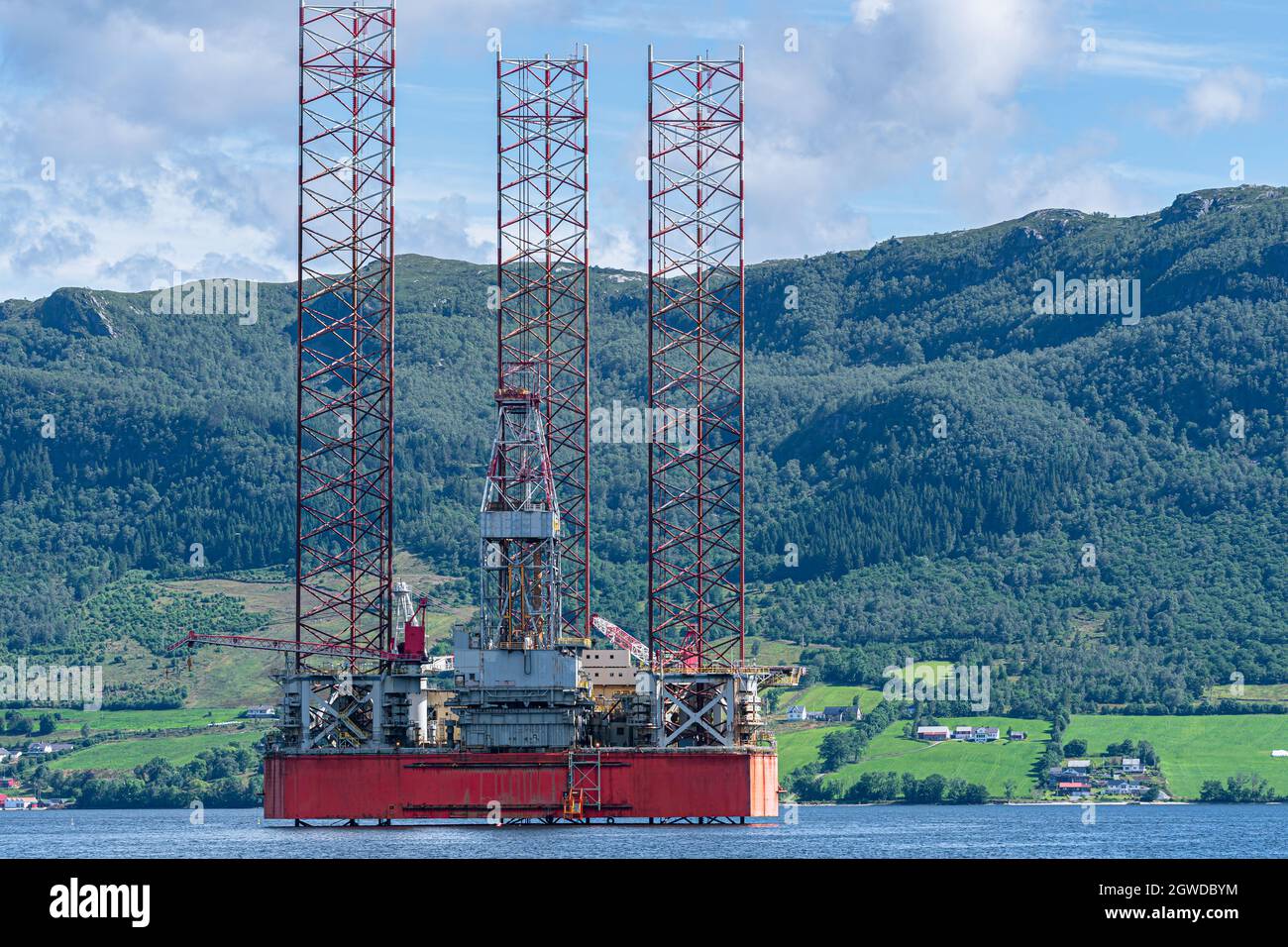 OELEN, NORVEGIA - 2020 LUGLIO 09. Oilplatform all'interno del fiordo norvegese per la manutenzione presso il cantiere navale. Foto Stock