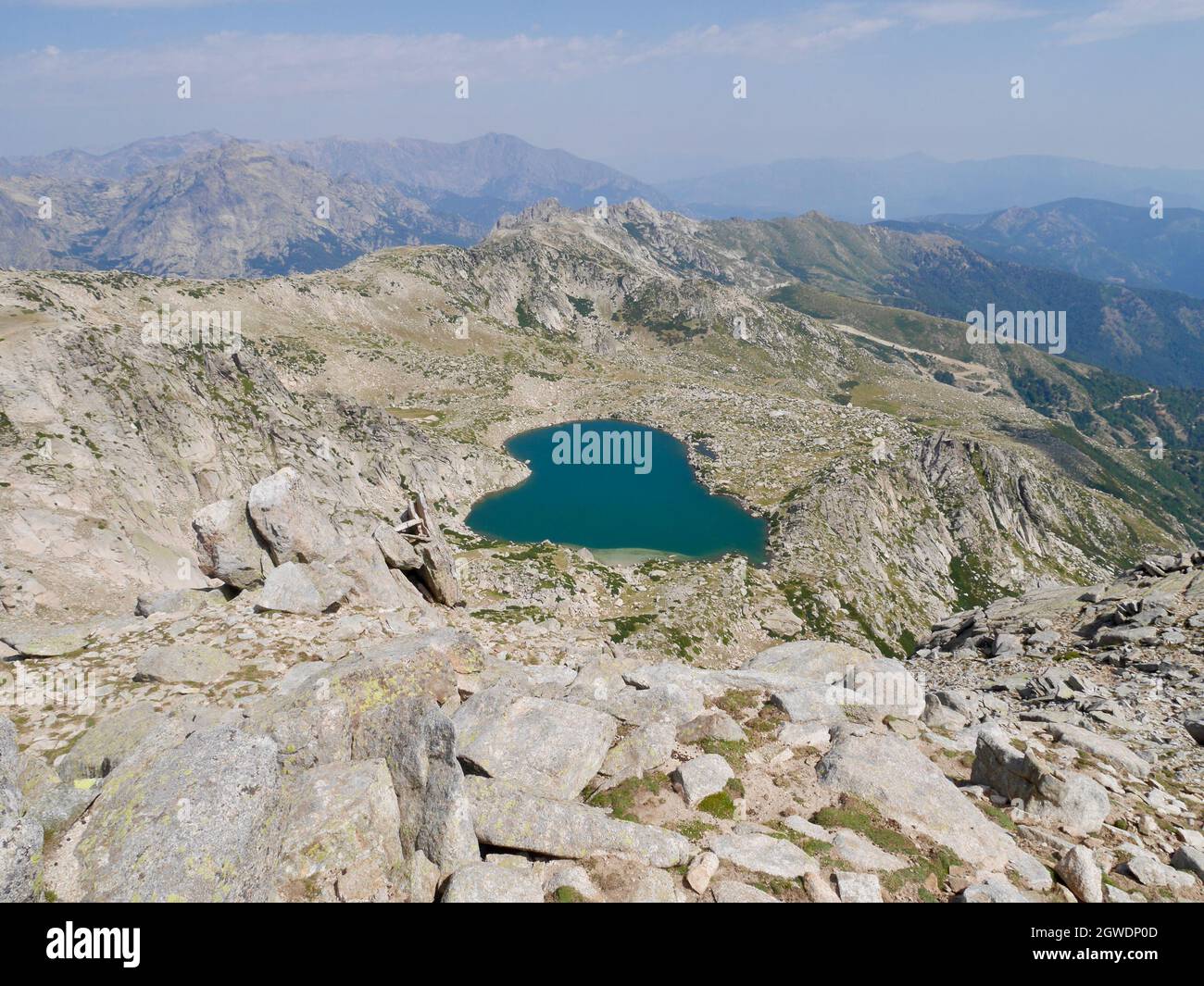 Lago Bastiani, a forma di cuore, visto da Monte Renoso, Corsica, Francia. Foto Stock