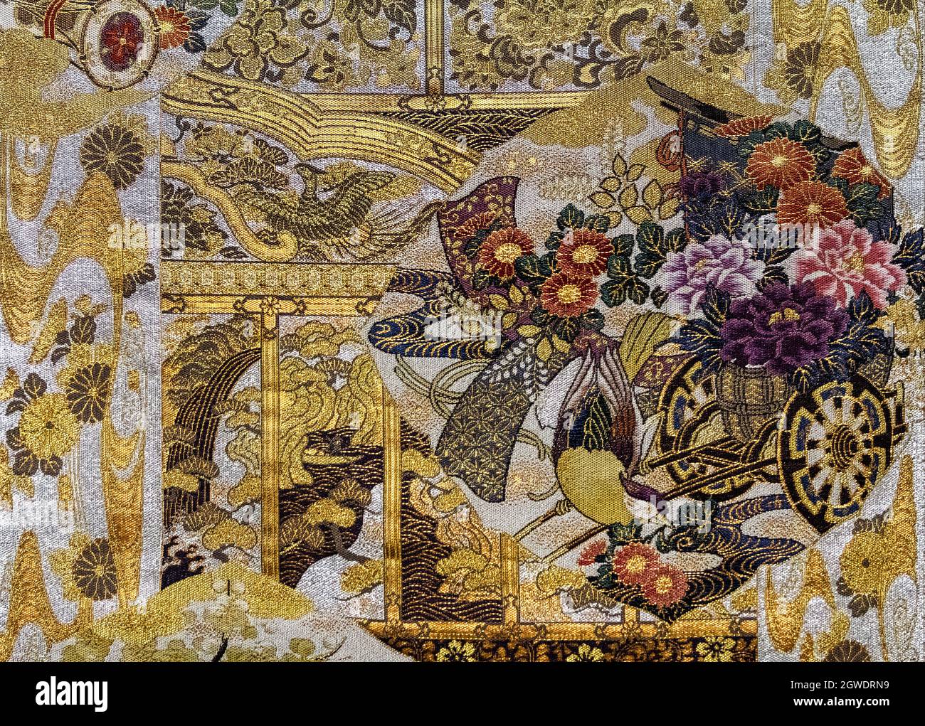 Scena giapponese tessitura a mano con oro predominante su sfondo argento. Simboli e ornamenti giapponesi tradizionali. Foto Stock