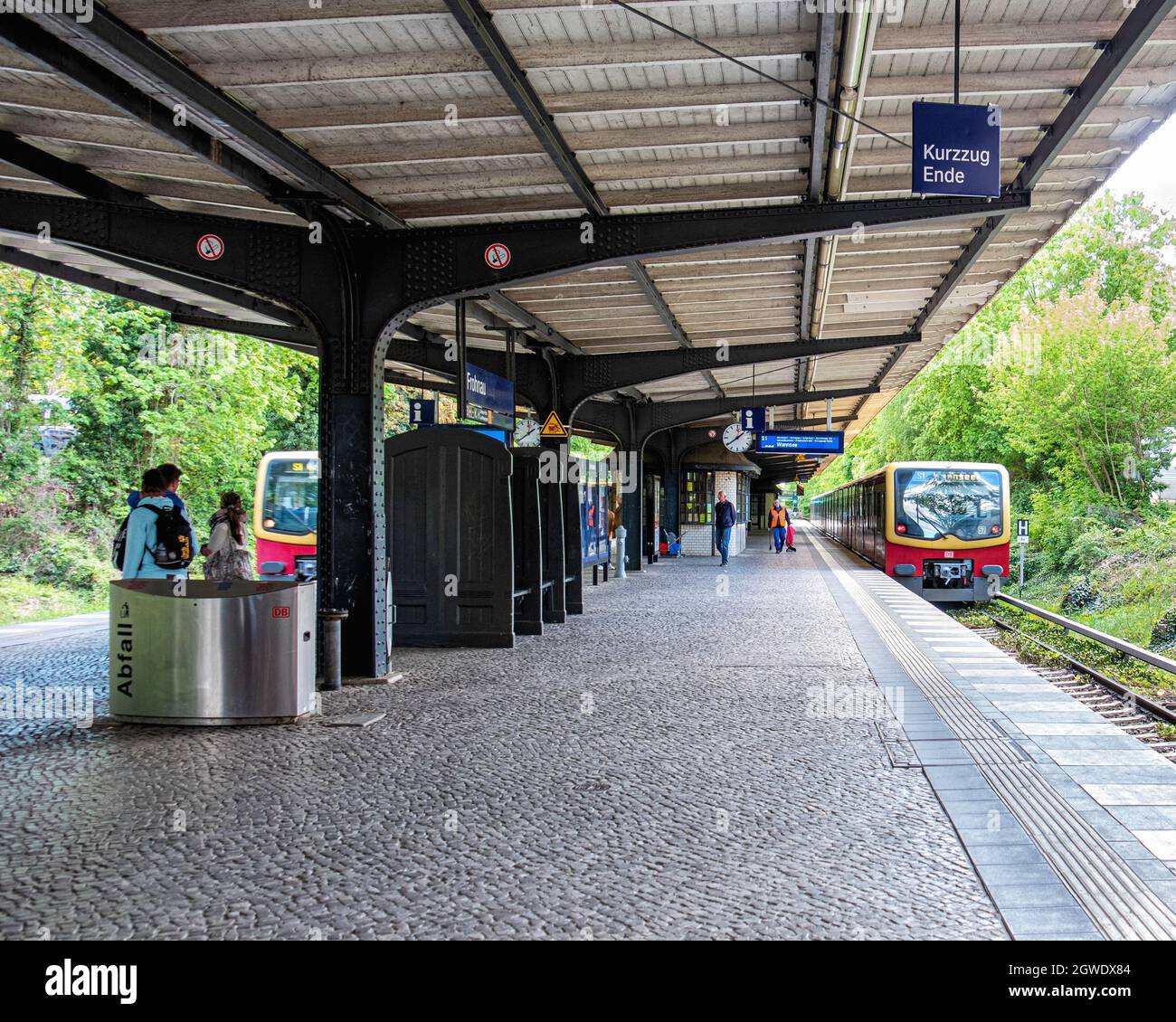 La stazione ferroviaria della S-bahn di Frohnau serve la linea S1 della rete di comunicazione Berlino-Brandeburgo. Berlino, Germania. Piattaforma e treno Foto Stock