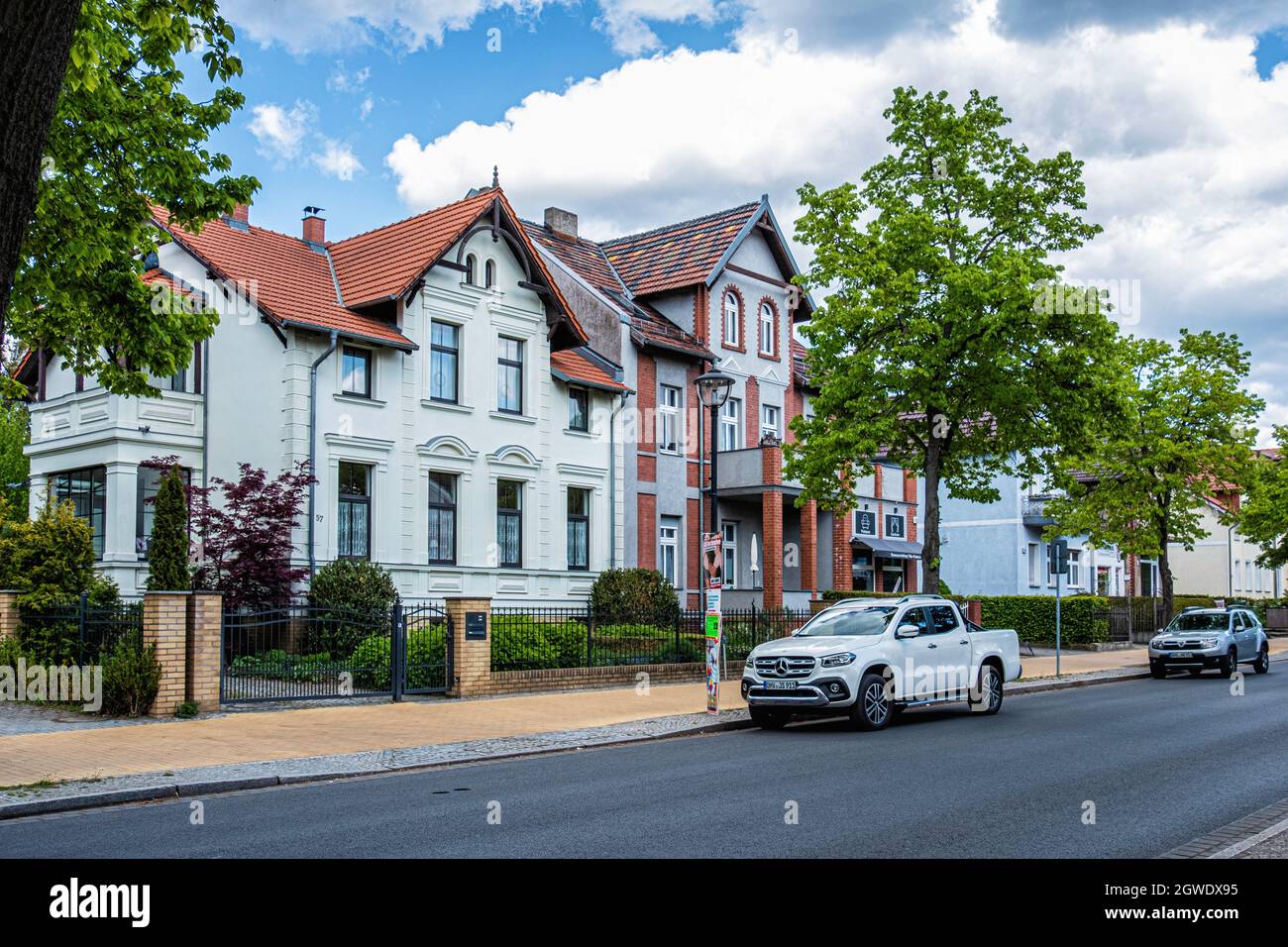 Schönfließer Str - vista sulla strada a Hohen Neuendorf, Berlino Foto Stock