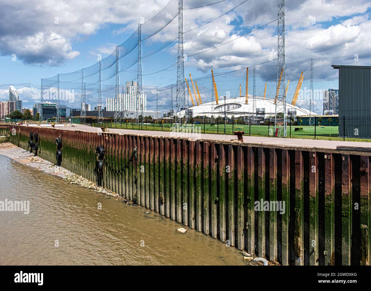 Campo da golf Greenwich Peninsula e O2 Arena accanto al Tamigi, Greenwich, South East London, Regno Unito Foto Stock