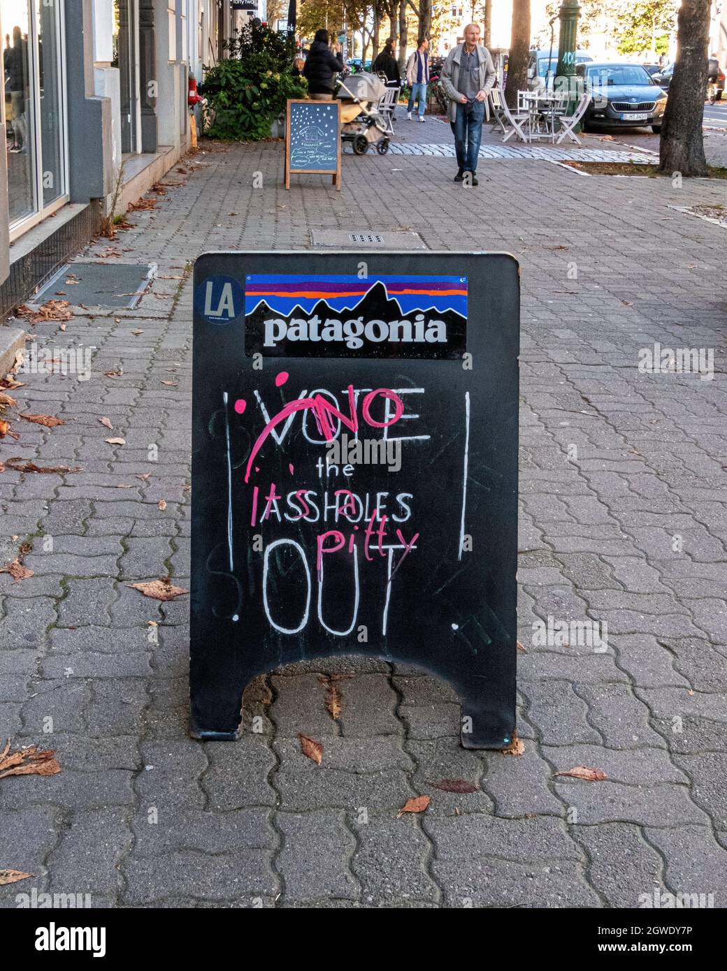 Elezioni federali tedesche. Chalk board con a Prenzlauer Berg, Berlino. Messaggio - Vota gli assholes fuori Foto Stock