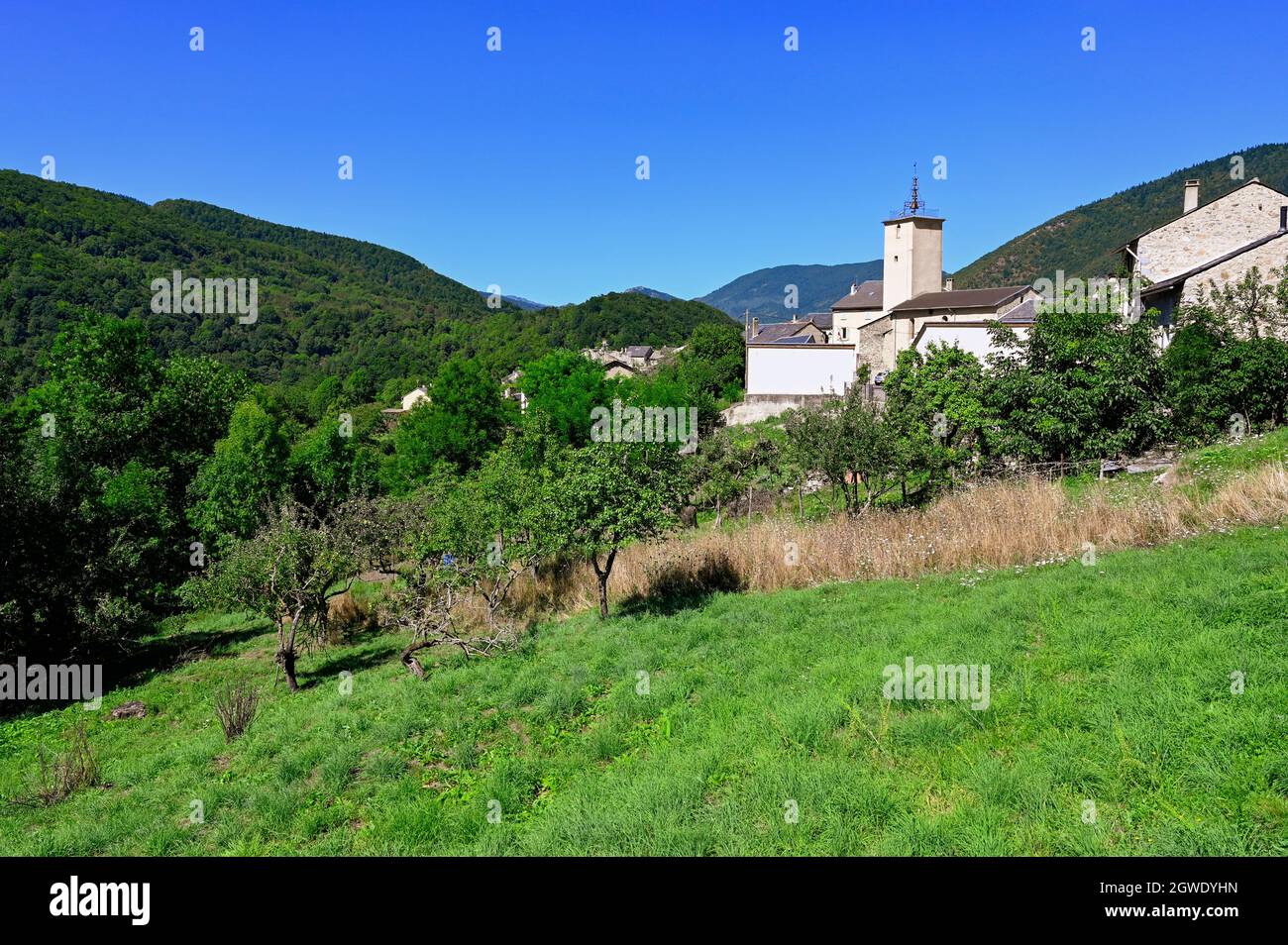 Il piccolo villaggio di montagna di Coulozouls era una volta una comunità libera. Oggi, è un luogo popolare per escursioni nei Pirenei francesi. Foto Stock