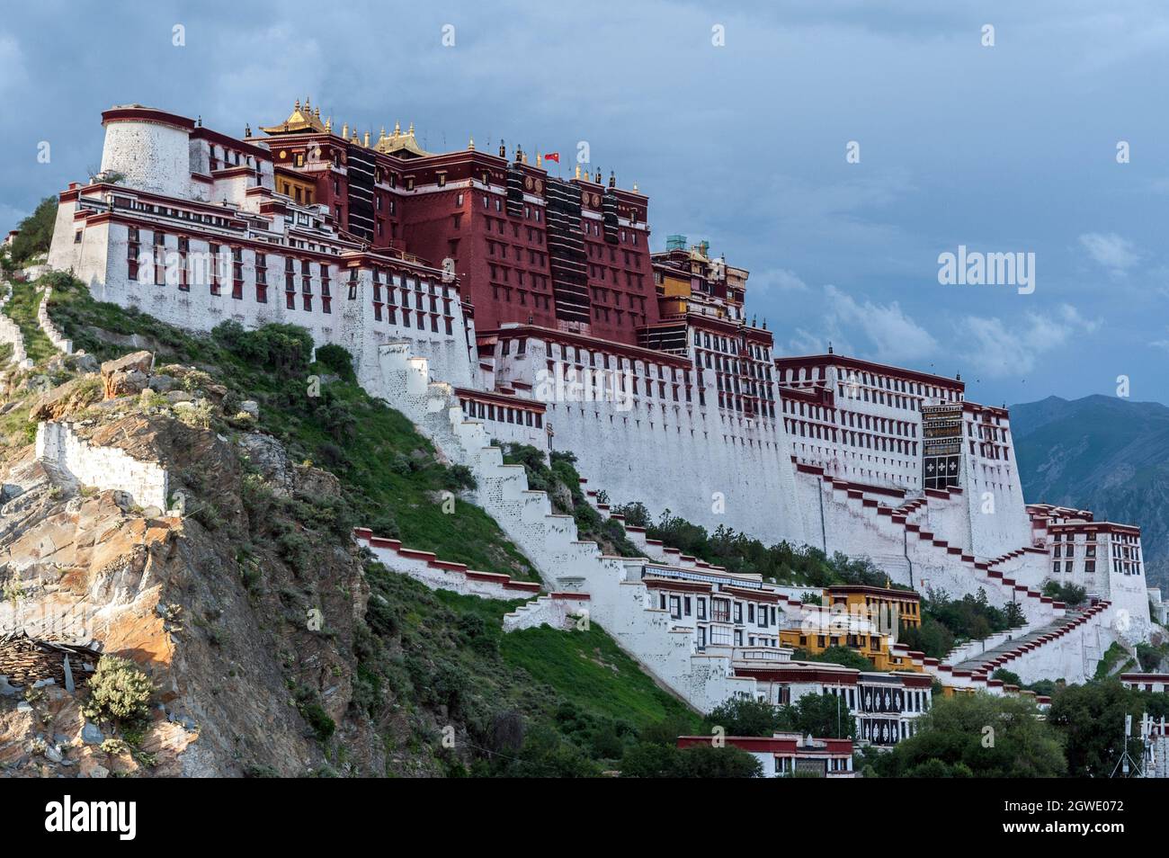 Magnifico Palazzo Potala a Lhasa, casa del Dalai lama prima dell'invasione  cinese e patrimonio mondiale dell'UNESCO - Tibet Foto stock - Alamy