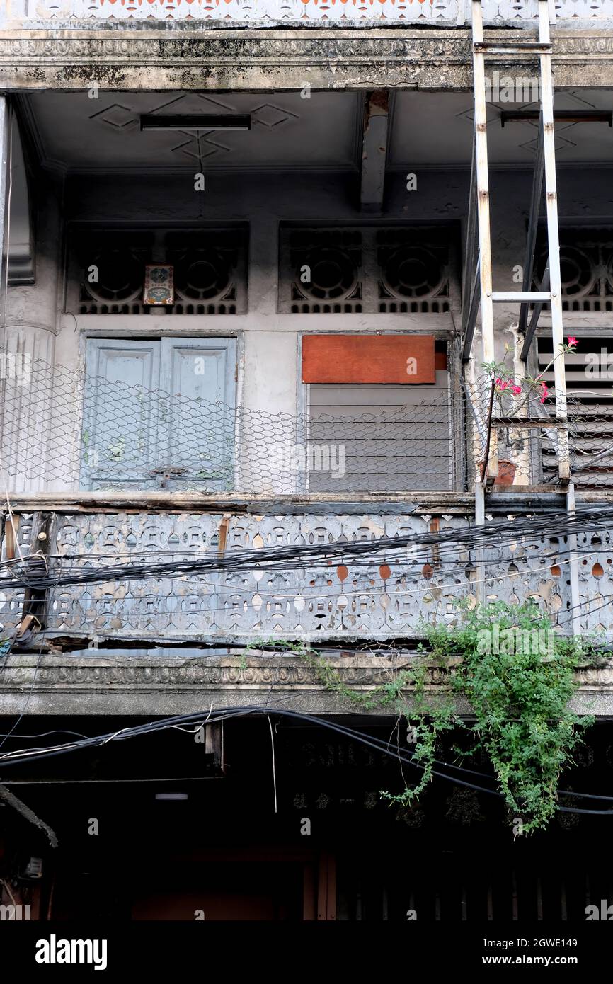 Fuga dal fuoco da un edificio a più piani, Hua Lamphong, Bangkok, Thailandia Foto Stock