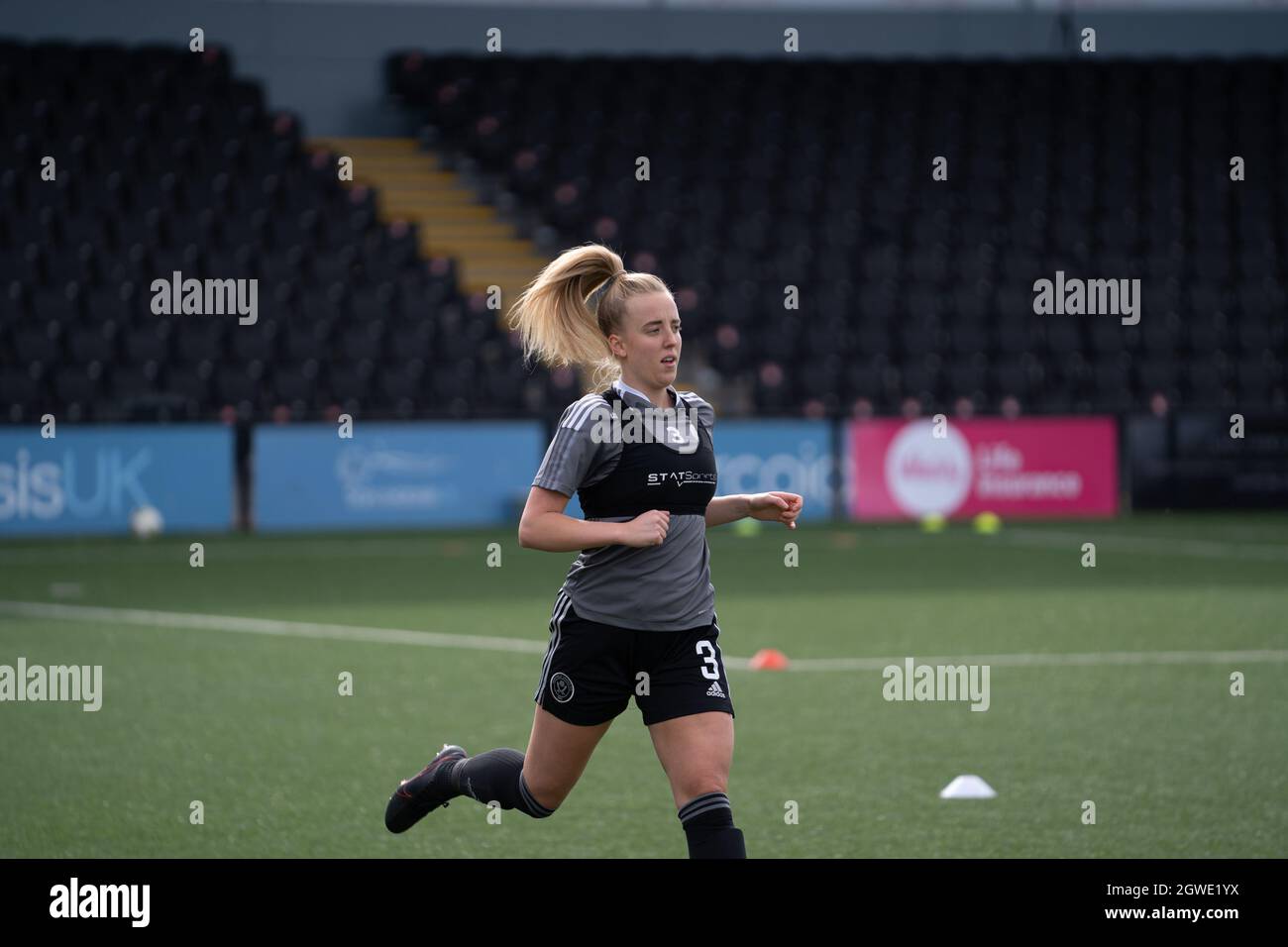 Charlotte Newsham (3 Sheffield United) si scalda davanti alla partita del campionato fa Womens tra Crystal Palace e Sheffield United a Hayes Lane, Bromley, Inghilterra. Foto Stock