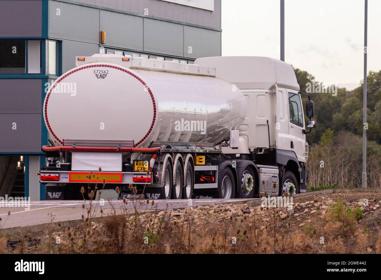 Foto datata 1 ottobre mostra una delle petroliere della riserva di governmentÕs che lasciano deposito a Fenstanton,Cambridgeshire,il Venerdì mattina.soltanto una manciata delle 40 petroliere, per un valore stimato di 4 milioni di sterline, sono state viste lasciare questa settimana. Le petroliere della riserva governmentÕs sono sedute in un deposito a Cambridgeshire questa mattina (ven), mentre la crisi del carburante continua. Circa 40 petroliere, del valore stimato di 4 milioni di sterline, sono parcheggiate nel deposito di Fenstanton, mentre le piazzole in tutto il Regno Unito rimangono chiuse a causa di una carenza di autotrasportatori. Foto Stock