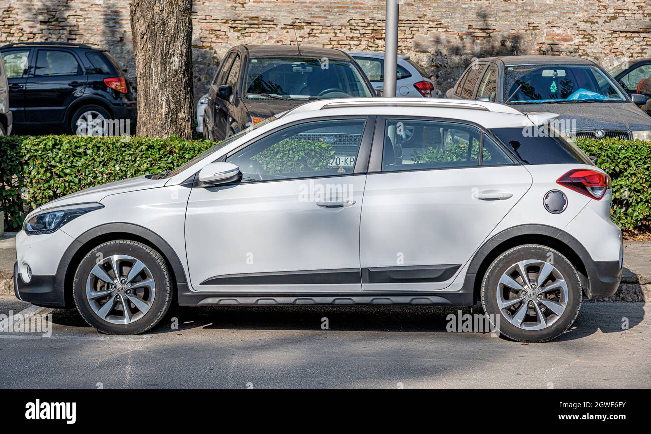 Hyundai i20 Auto attiva sul parcheggio stradale a Zara, Croazia Foto stock  - Alamy