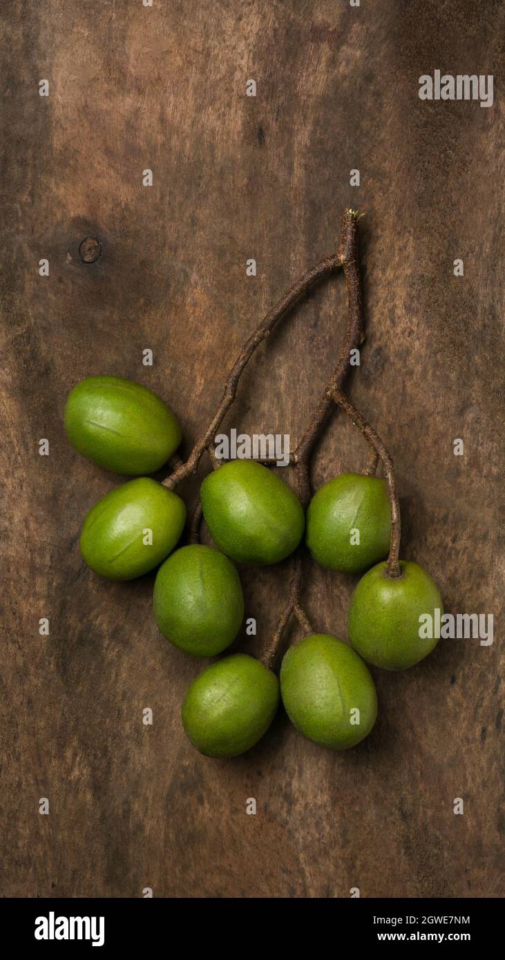 mazzo di ambarella o prugna di giugno, frutta commestibile su un tavolo di legno, vista closeup preso dall'alto Foto Stock