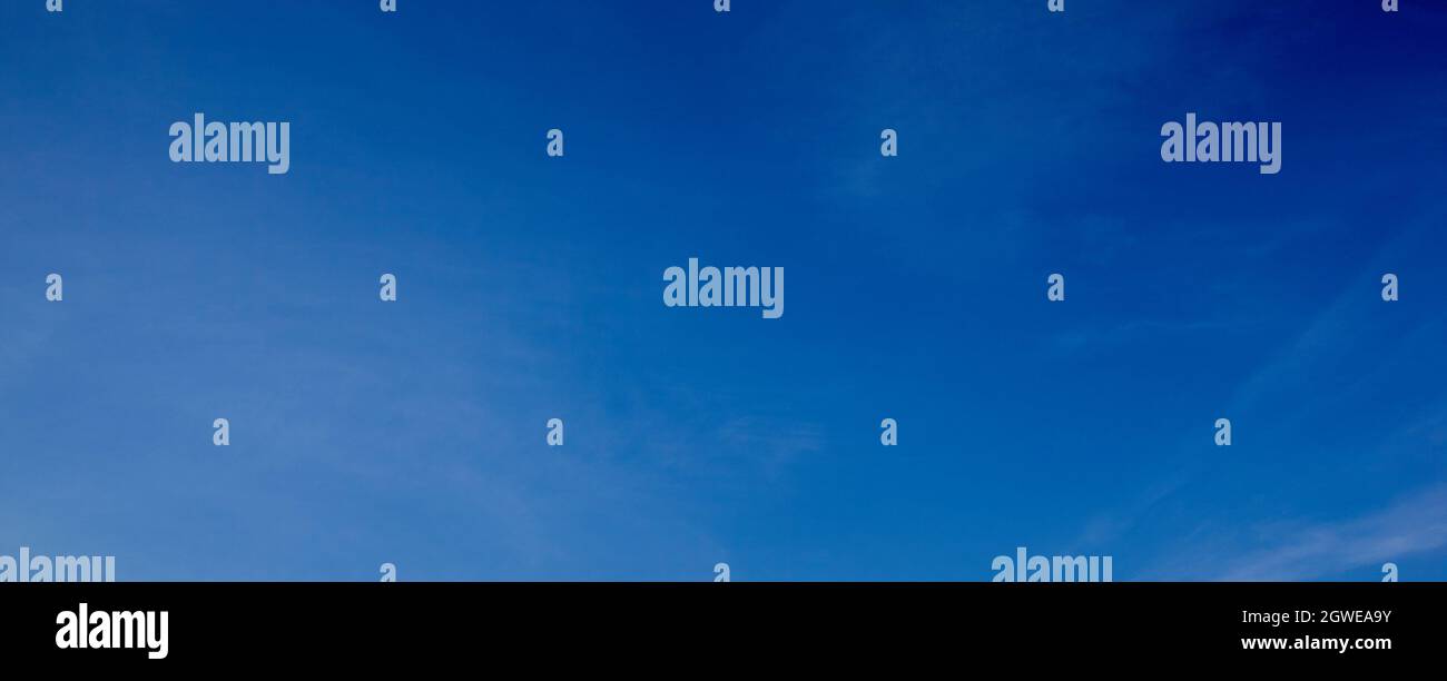 Immagine astratta del cielo sfocato. Sfondo blu cielo Foto Stock