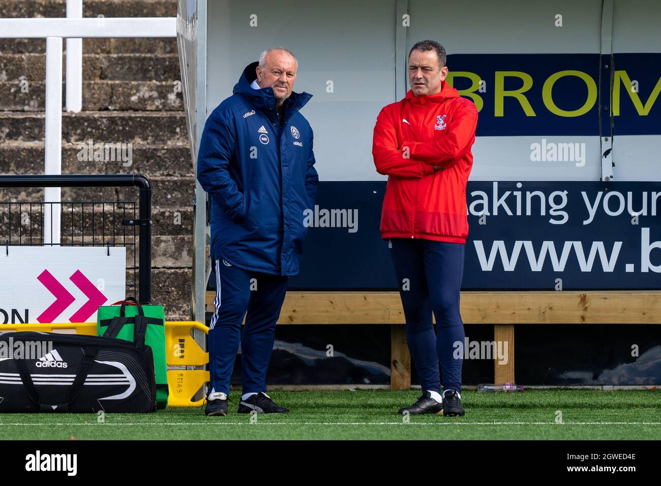 L'ex centrocampista del Crystal Palace e ora il direttore dello Sheffield United Neil Redfearn parla con Dean Davenport (Crystal Palace Manager) in vista della partita del campionato fa Womens tra Crystal Palace e Sheffield United a Hayes Lane, Bromley, Inghilterra. Foto Stock