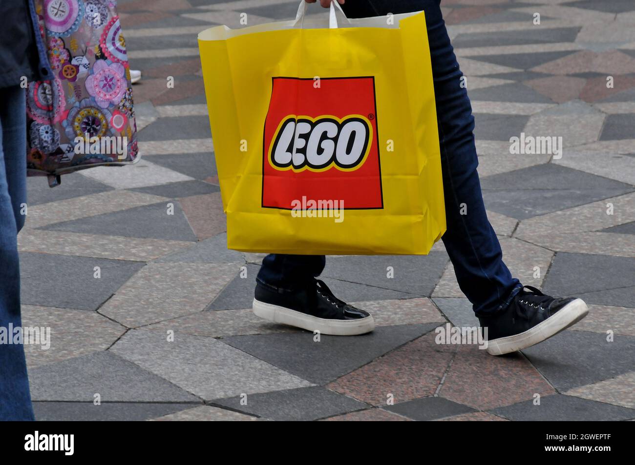 Copenhagen, Denmark.,03 Ottobre 2021, /Lego mattoni giocattolo acquirenti con  lego shopping borse sulla via finanziaria stroeget della capitale.  (Foto..Francis J Foto stock - Alamy