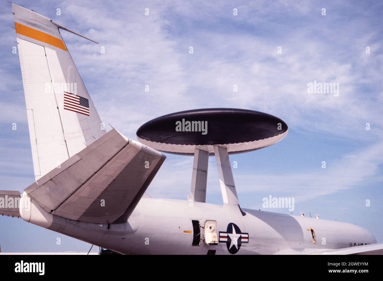 La cupola o il radome radar rotante di un aeromobile AWACS della U.S. Air Force Boeing e-3 Sentry. Foto Stock