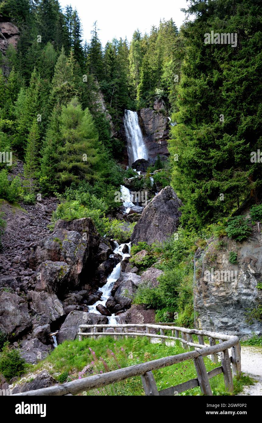 Nel Comelico superiore sulla strada che conduce al Passo di Monte Croce Comelico si trova la cascata Pissandolo che prende il nome dal torrente Foto Stock