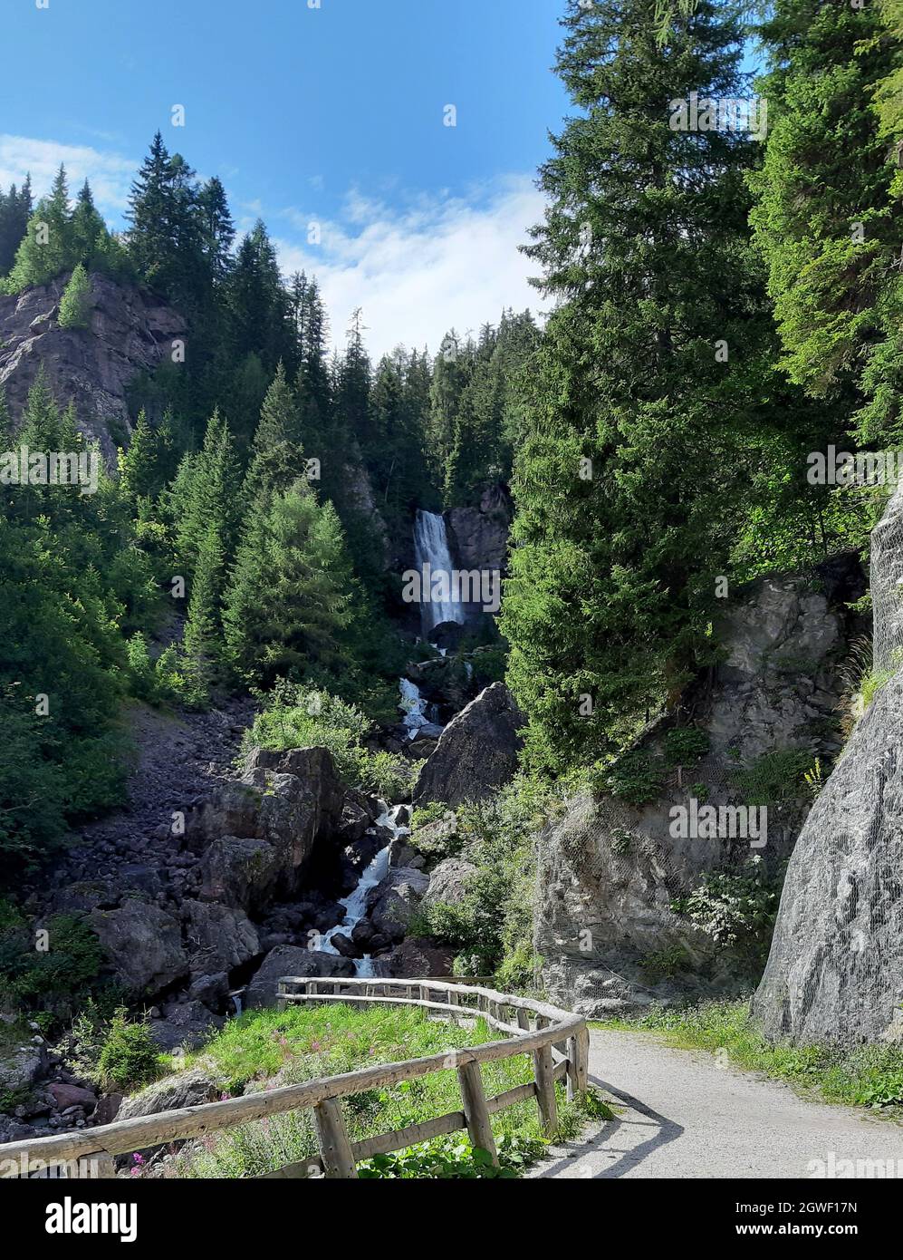 La cascata del torrente Pissandolo nella gola che fiancheggia la strada per il Passo di Monte Croce Comelico Foto Stock