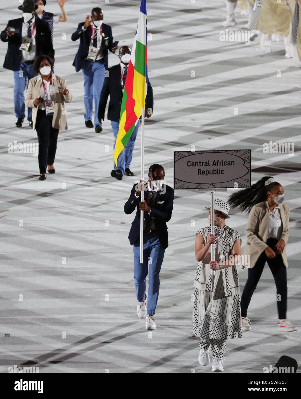 23 LUGLIO 2021 - TOKYO, GIAPPONE: I portatori di bandiera della Repubblica Centrafricana Chloe Sauvurel e Francky Mbotto entrano nello Stadio Olimpico con la loro delega Foto Stock