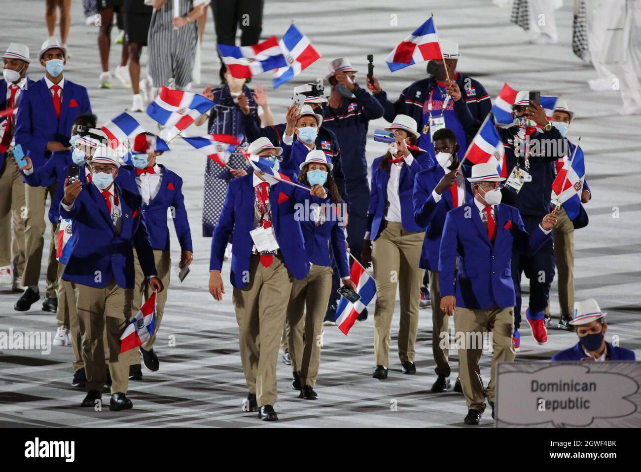 23 LUGLIO 2021 - TOKYO, GIAPPONE: I baristi della Repubblica Dominicana Prisilla Rivera e Rodrigo Marte entrano nello Stadio Olimpico con la loro delegazione du Foto Stock