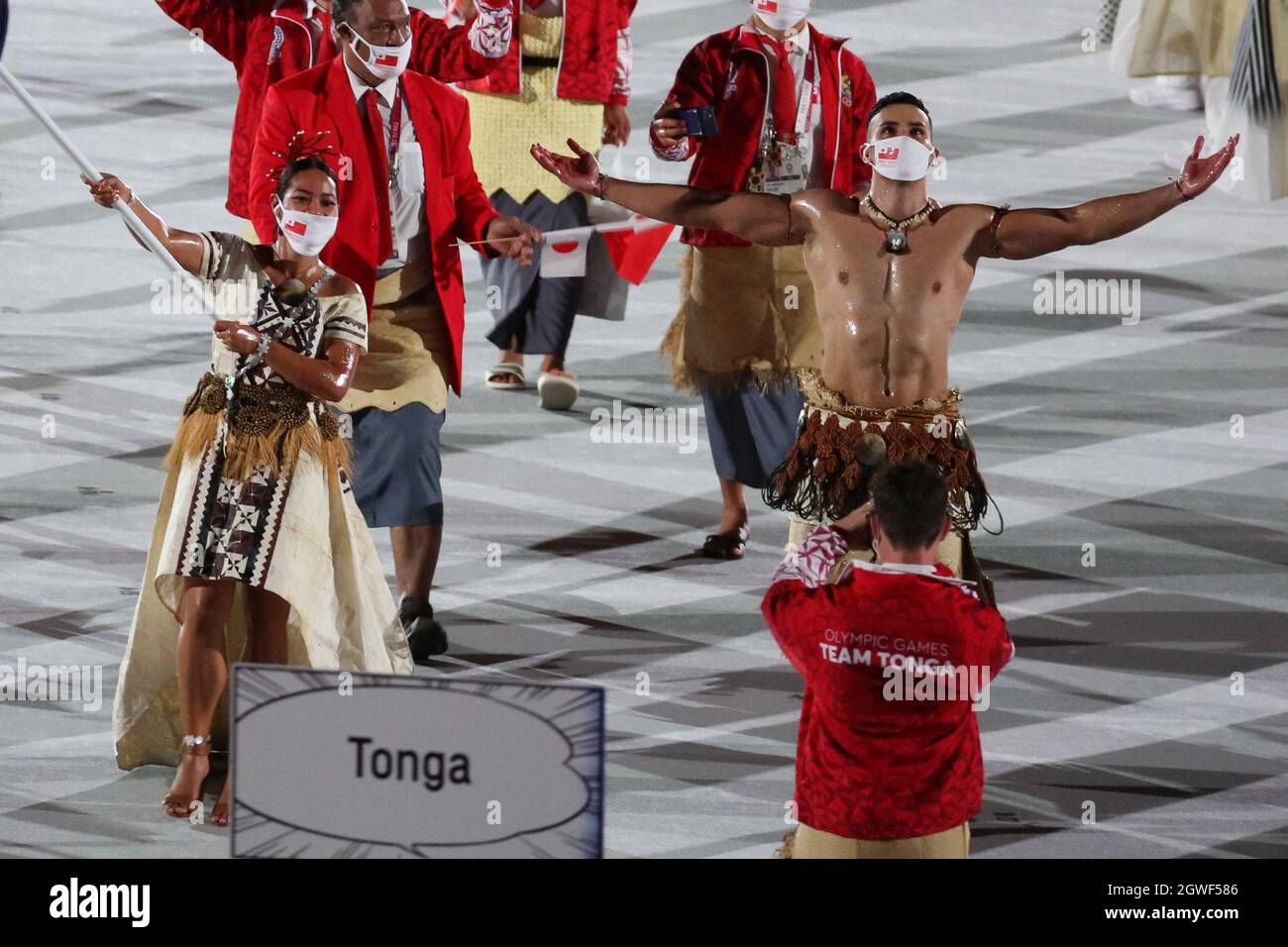 23 LUGLIO 2021 - TOKYO, GIAPPONE: I portacolori di bandiera Tonga Malia Paseka e Pita Taufatofua entrano nello Stadio Olimpico con la loro delegazione durante il Parad Foto Stock