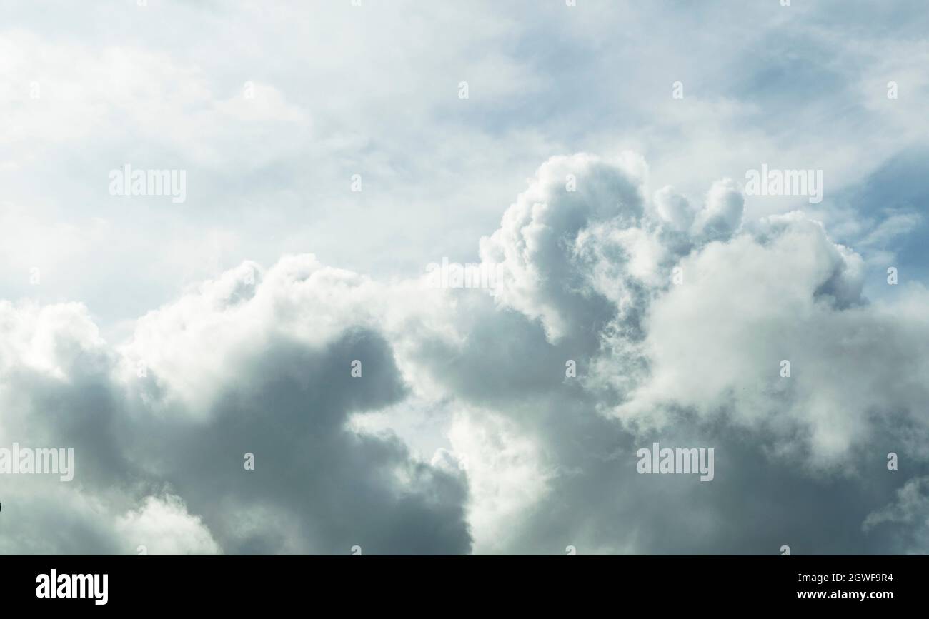 nuvole, cambiamenti climatici, nuvole vorticose, accumuli nel cielo, nuvole di pioggia Foto Stock