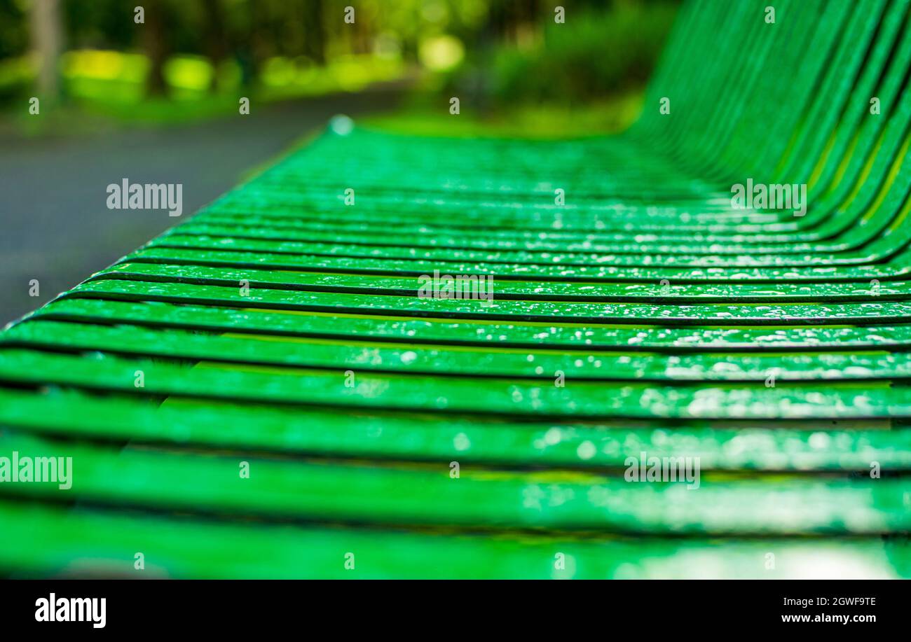 Panca verde, posto di riposo, modello di panca di parco, panca metallica Foto Stock